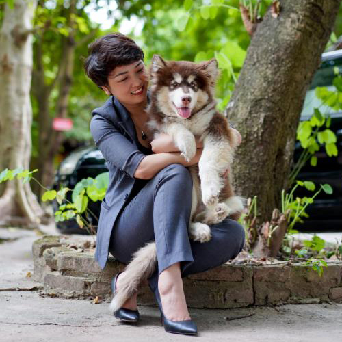 Người phụ nữ bế chó Alaska Giant khổng lồ thân thiện