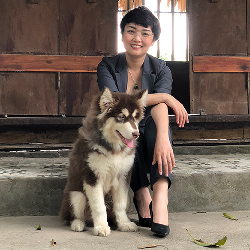 Chó Alaska Malamute to lớn ngồi cạnh chủ