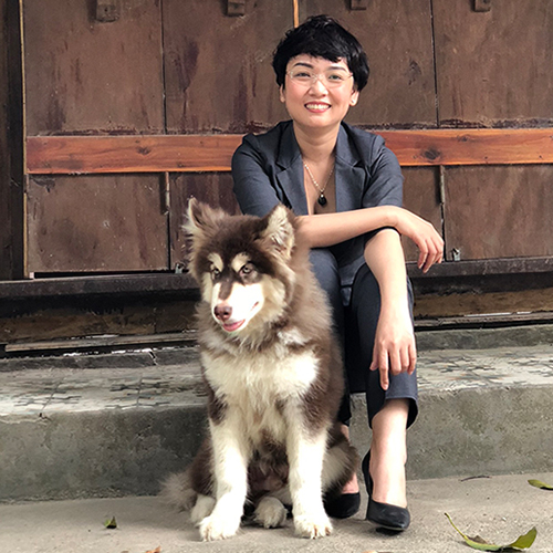Chó Alaska ngồi cạnh người nuôi, nguyên nhân viêm da do môi trường