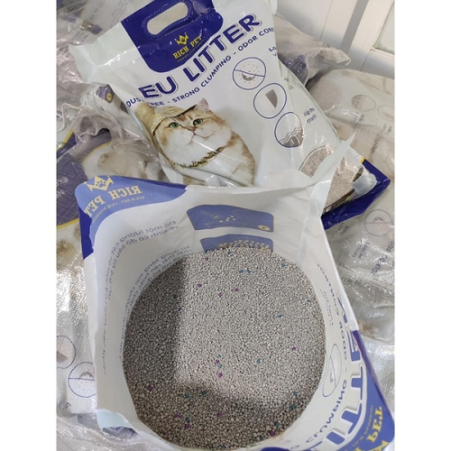 Cận cảnh hạt cát EU Litter không bụi, hạt nhỏ mịn, có hạt màu khử mùi và bao bì tiện lợi.