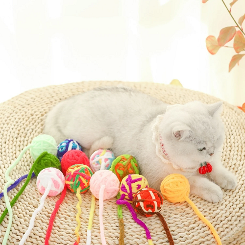 Bóng len đồ chơi nhiều màu sắc cho mèo, mềm nhẹ, an toàn và kích thích vận động.