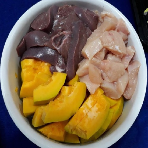 Thực đơn cho chó mang thai gồm bí đỏ, gan và ức gà