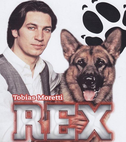 Bìa phim Rex – Chú chó thám tử cùng Tobias Moretti, chú chó chăn cừu Đức và dấu chân chó.