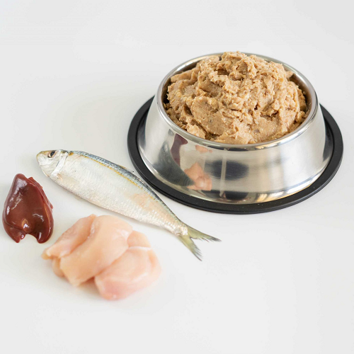 Pate cho chó cùng nguyên liệu cá, gan và ức gà tươi.