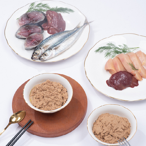 Nguyên liệu và thành phẩm pate cá nục gan cho chó.
