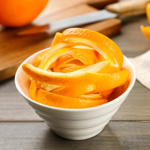Vỏ cam tươi trong chén – nguyên liệu dân gian làm mềm xương hóc.