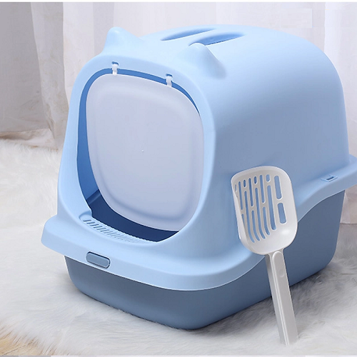 Nhà vệ sinh mèo có mái che màu xanh dương kèm xẻng xúc đặt trên thảm lông trắng