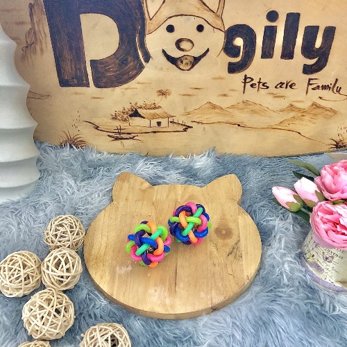 Đồ chơi bóng đan nhiều màu có chuông cho thú cưng, chụp tại Dogily Petshop.