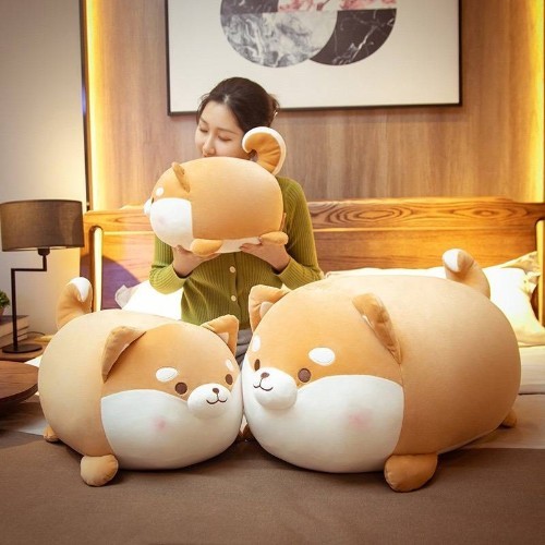 Gấu bông chó Shiba Inu cosplay với kích thước lớn, mềm mại, được ôm bởi một người phụ nữ.