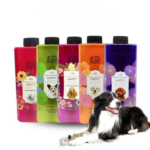 Chó Border Collie nằm trước các chai sữa tắm Endi nhiều màu cho thú cưng