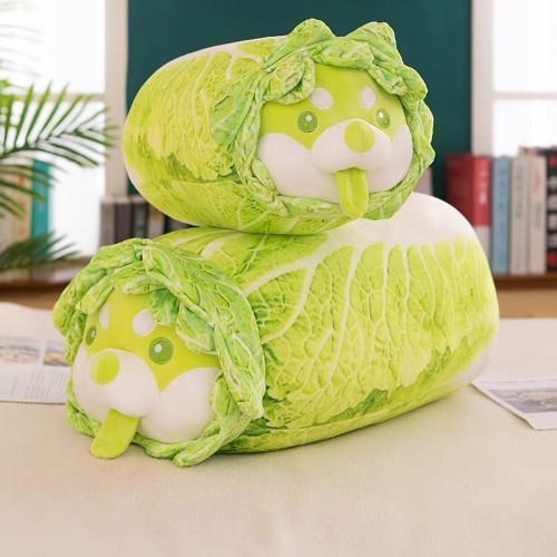Hai gấu bông chó Shiba bắp cải màu xanh nằm chồng lên nhau trên bàn.