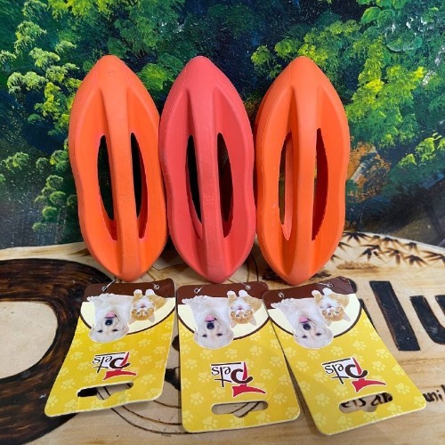 Đồ chơi hình bầu dục màu cam dành cho chó, chất liệu an toàn và bền bỉ.