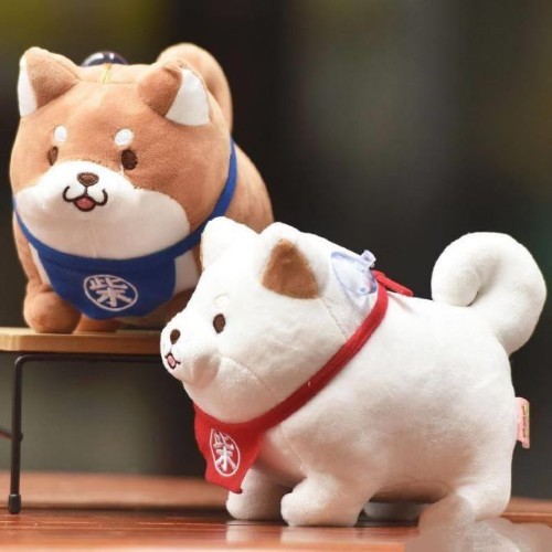 Gấu bông chó Shiba Inu nâu và trắng với khăn đỏ và xanh, thiết kế đáng yêu.