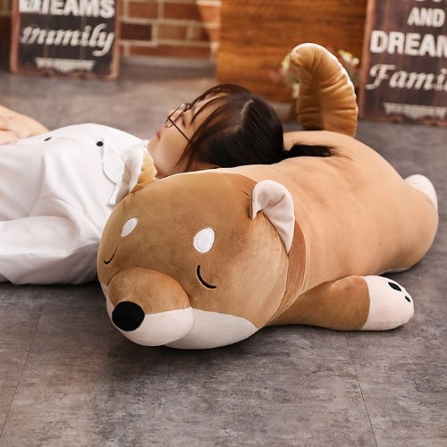 Gấu bông chó Shiba Inu cosplay kích thước lớn, được một cô gái sử dụng làm gối ôm thoải mái.