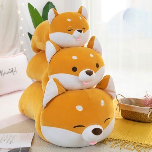 Gấu bông chó Shiba Inu dễ thương xếp chồng ba tầng với biểu cảm ngộ nghĩnh.