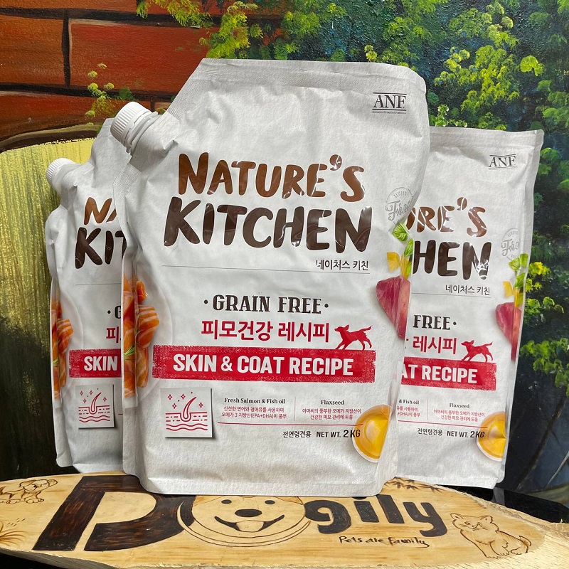 Bao thức ăn hạt Nature's Kitchen dành cho chó, công thức tốt cho da và lông.