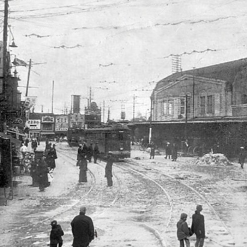 Nhà ga Shibuya thập niên 1930 và câu chuyện chú chó Hachiko.