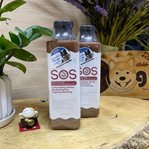 Hai chai sữa tắm SOS dành cho chó Poodle lông nâu.