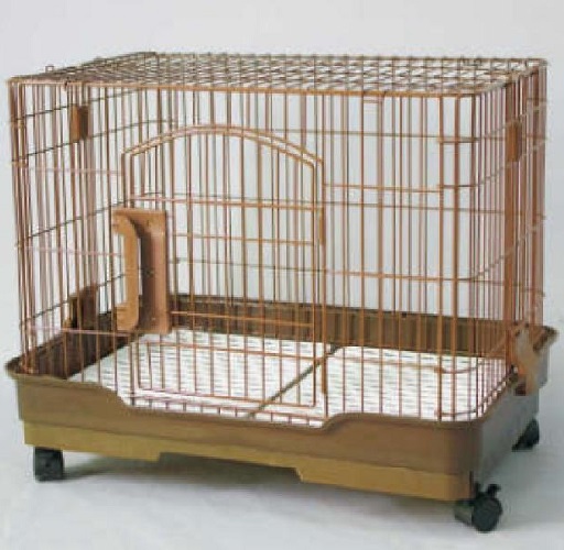 Chuồng chó Poodle khung sắt, có bánh xe và khay vệ sinh tiện lợi.